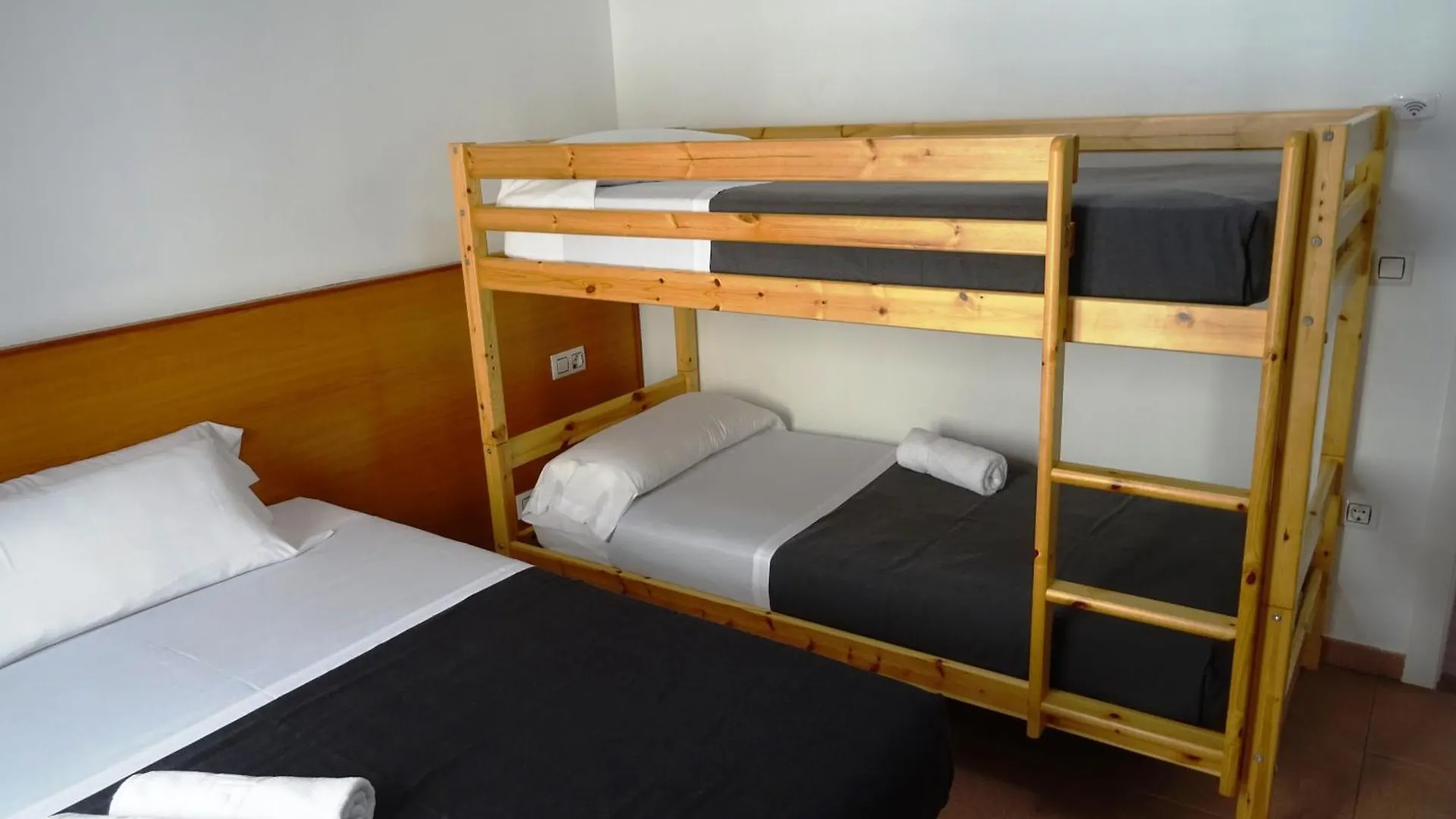 Center Plaza Figueres Apartment 0*, Figueres (Girona)